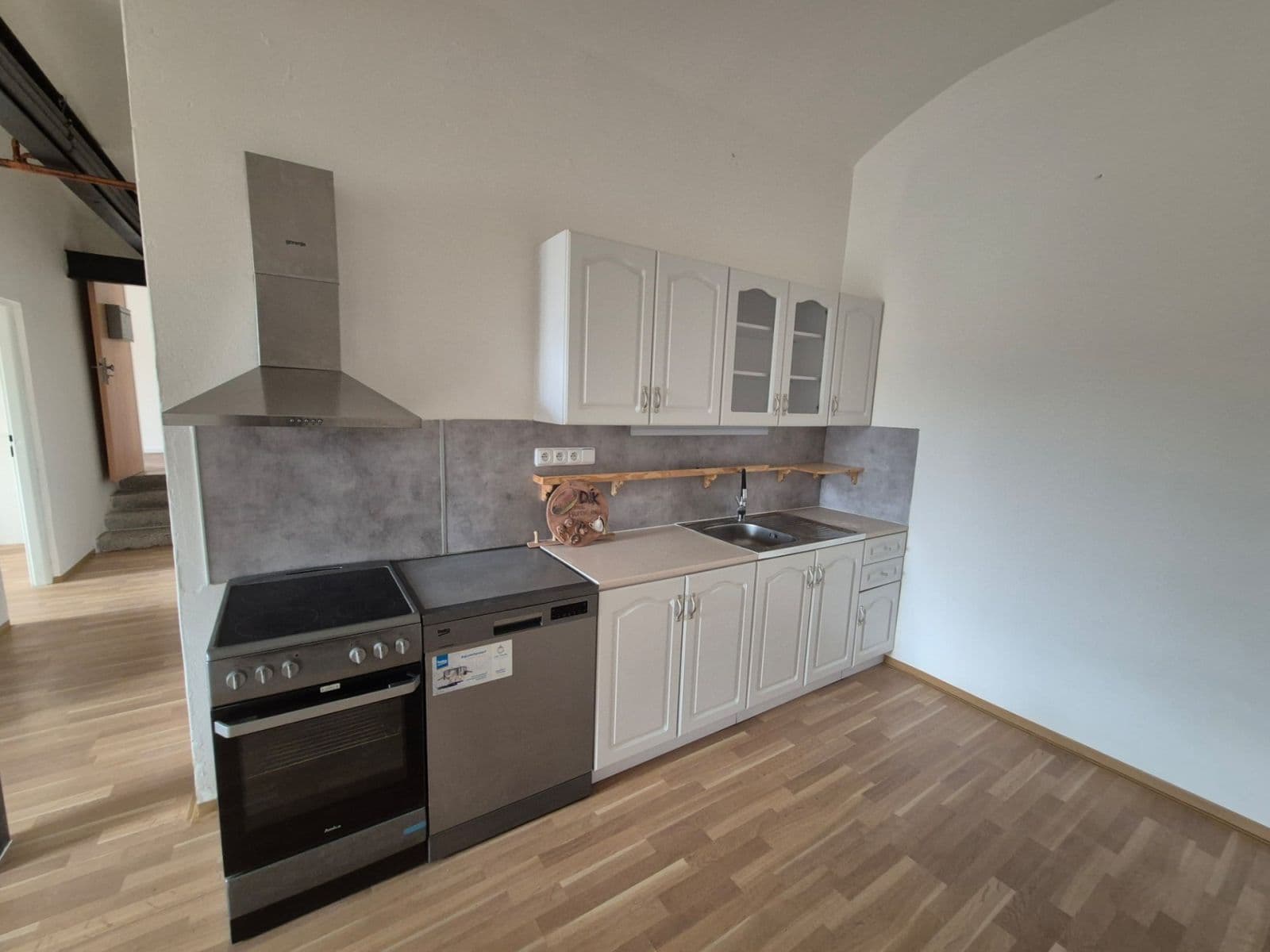 Pronájem nebytového prostoru 510 m², Náves sv. Petra a Pavla, Zlatníky-Hodkovice, Středočeský kraj Pronájem nebytového prostoru 510 m², Náves sv. Petra a Pavla, Zlatníky-Hodkovice, Středočeský kraj