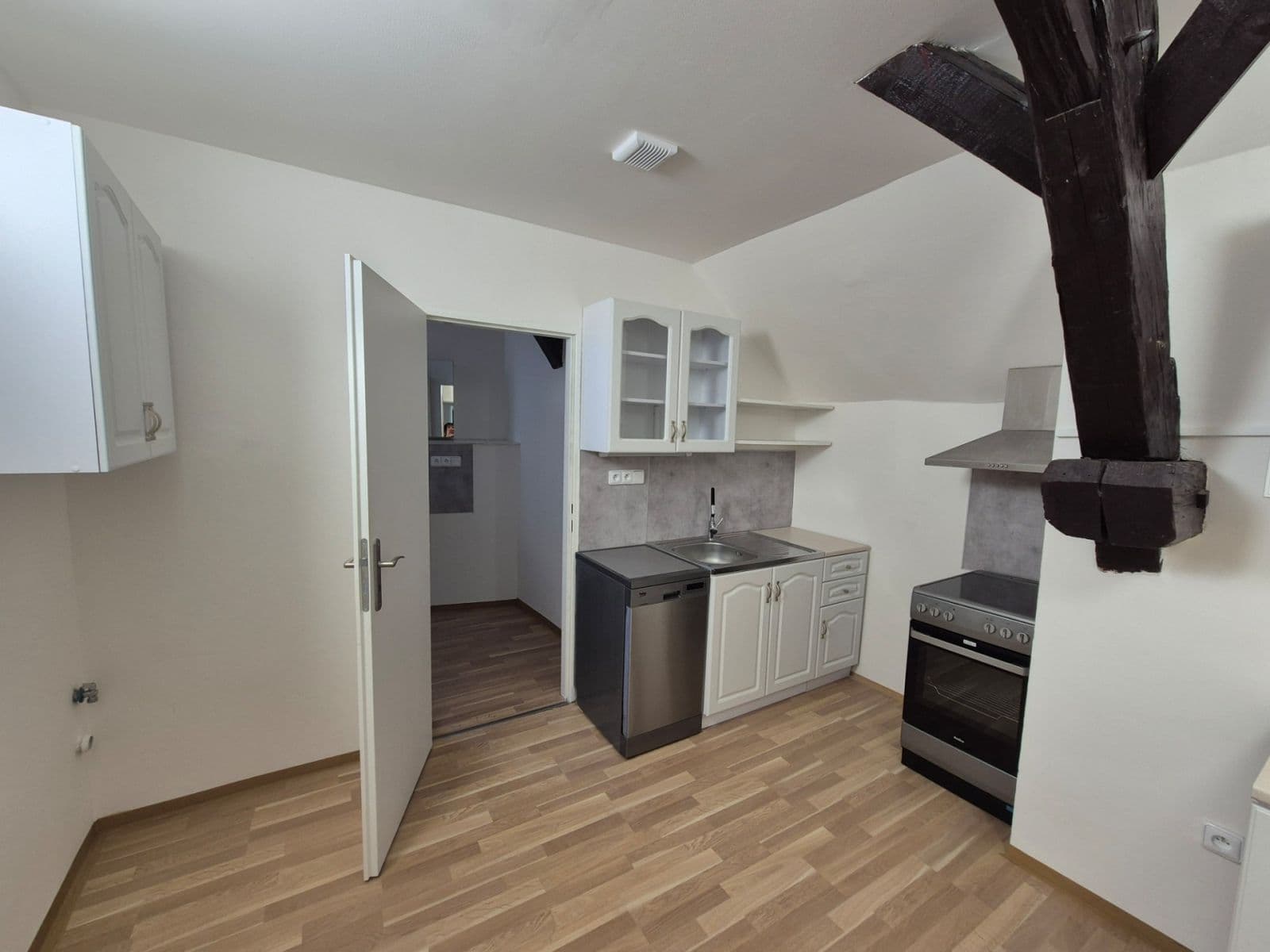 Pronájem nebytového prostoru 510 m², Náves sv. Petra a Pavla, Zlatníky-Hodkovice, Středočeský kraj Pronájem nebytového prostoru 510 m², Náves sv. Petra a Pavla, Zlatníky-Hodkovice, Středočeský kraj