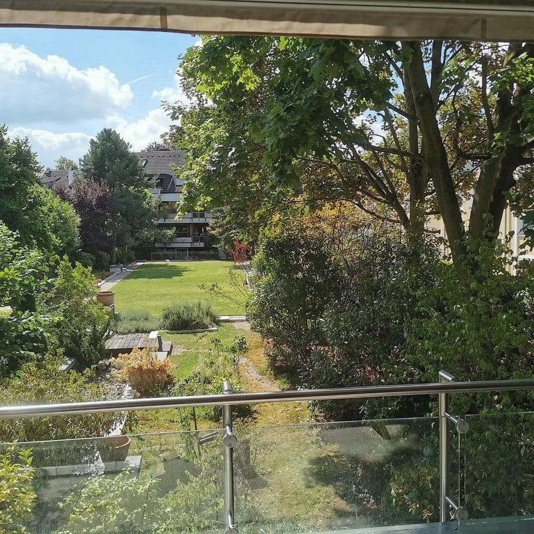 Pronájem bytu 3+1 124 m², Düsseldorf, Severní Porýní-Vestfálsko Pronájem bytu 3+1 124 m², Düsseldorf, Severní Porýní-Vestfálsko