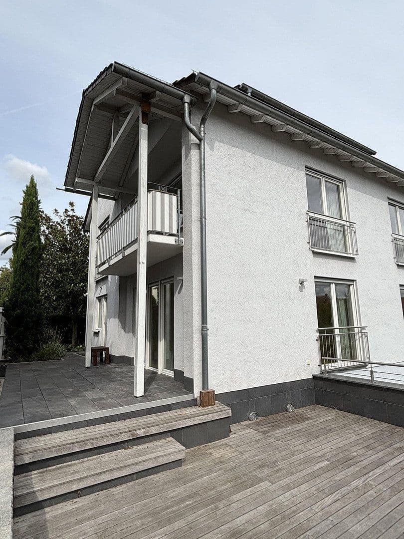 Prodej domu 220 m², pozemek 594 m², Bad Nauheim, Hessen Prodej domu 220 m², pozemek 594 m², Bad Nauheim, Hessen