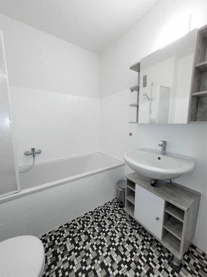 Pronájem bytu 2+1 50 m², Hauptstr. 11, Singen (Hohentwiel), Bádensko-Württembersko Pronájem bytu 2+1 50 m², Hauptstr. 11, Singen (Hohentwiel), Bádensko-Württembersko