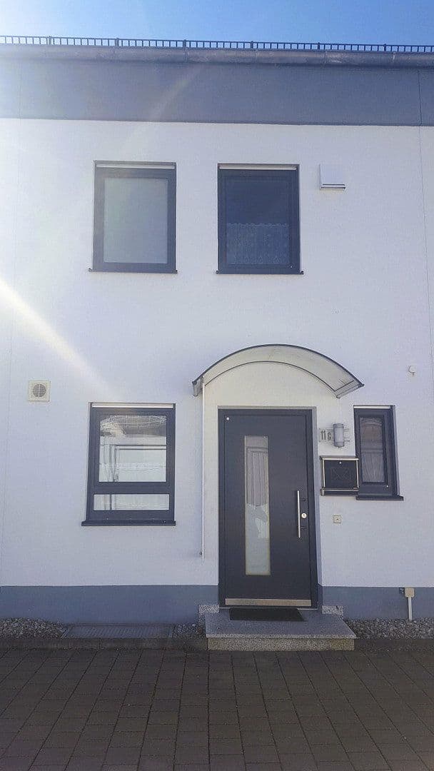 Prodej domu 118 m², pozemek 182 m², Geschwister-Scholl-Straße 11c, Königsbrunn, Bavorsko Prodej domu 118 m², pozemek 182 m², Geschwister-Scholl-Straße 11c, Königsbrunn, Bavorsko