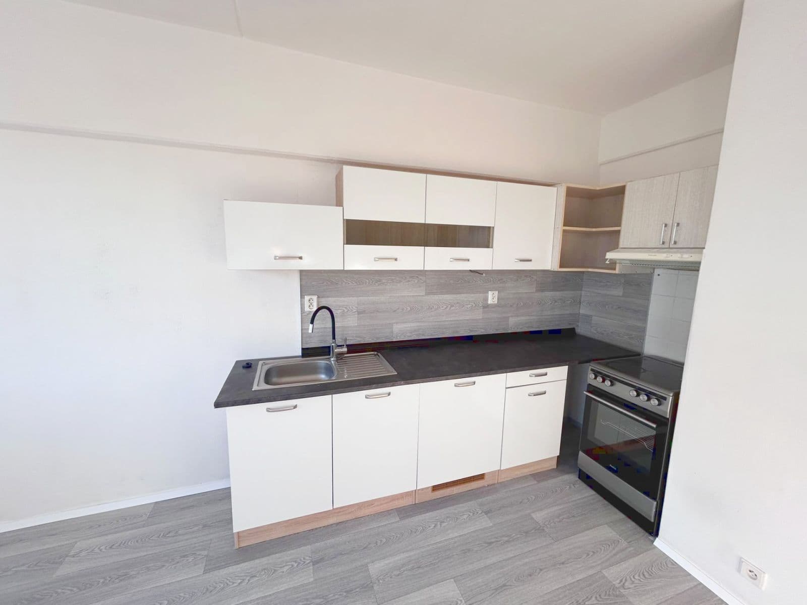 Prodej bytu 1+1 37 m², Vojtěcha Lanny, Kladno, Středočeský kraj Prodej bytu 1+1 37 m², Vojtěcha Lanny, Kladno, Středočeský kraj