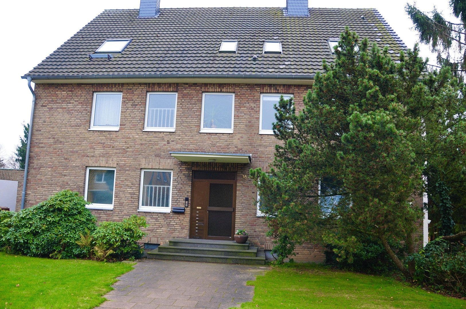 Pronájem bytu 2+1 55 m², Cloppenburger Weg 18, Düsseldorf, Severní Porýní-Vestfálsko Pronájem bytu 2+1 55 m², Cloppenburger Weg 18, Düsseldorf, Severní Porýní-Vestfálsko