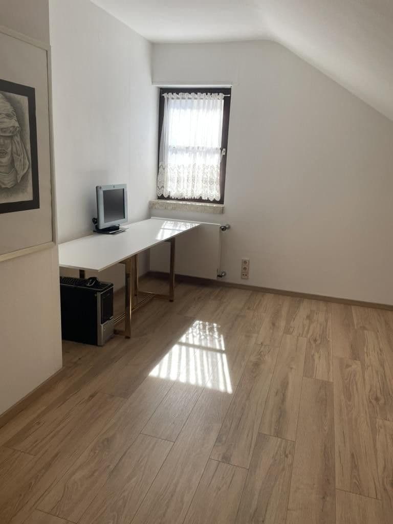 Prodej domu 240 m², pozemek 812 m², von Schleiffras-Str 33, Fulda, Hessen Prodej domu 240 m², pozemek 812 m², von Schleiffras-Str 33, Fulda, Hessen
