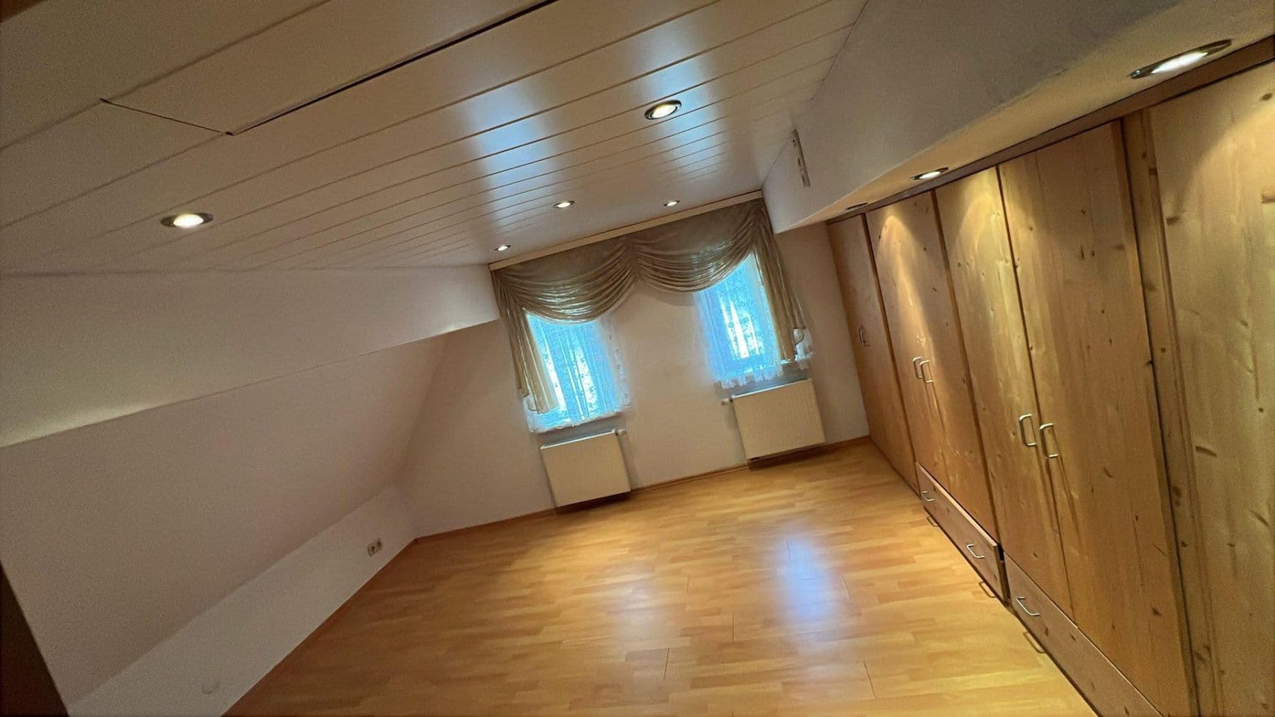 Pronájem bytu 4+1 100 m², Simmozheimer str 16, Weil der Stadt, Bádensko-Württembersko Pronájem bytu 4+1 100 m², Simmozheimer str 16, Weil der Stadt, Bádensko-Württembersko