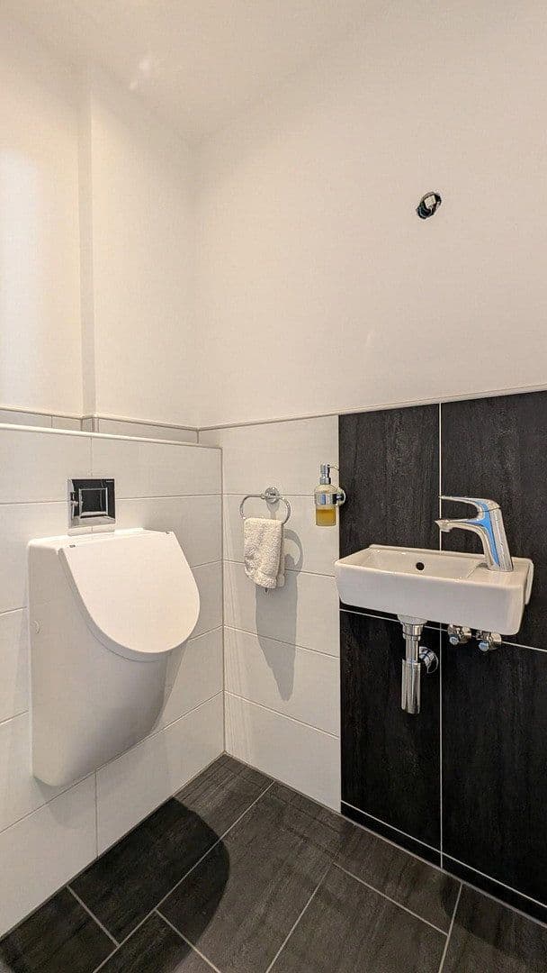 Prodej bytu 3+1 94 m², Oberhausen, Severní Porýní-Vestfálsko Prodej bytu 3+1 94 m², Oberhausen, Severní Porýní-Vestfálsko
