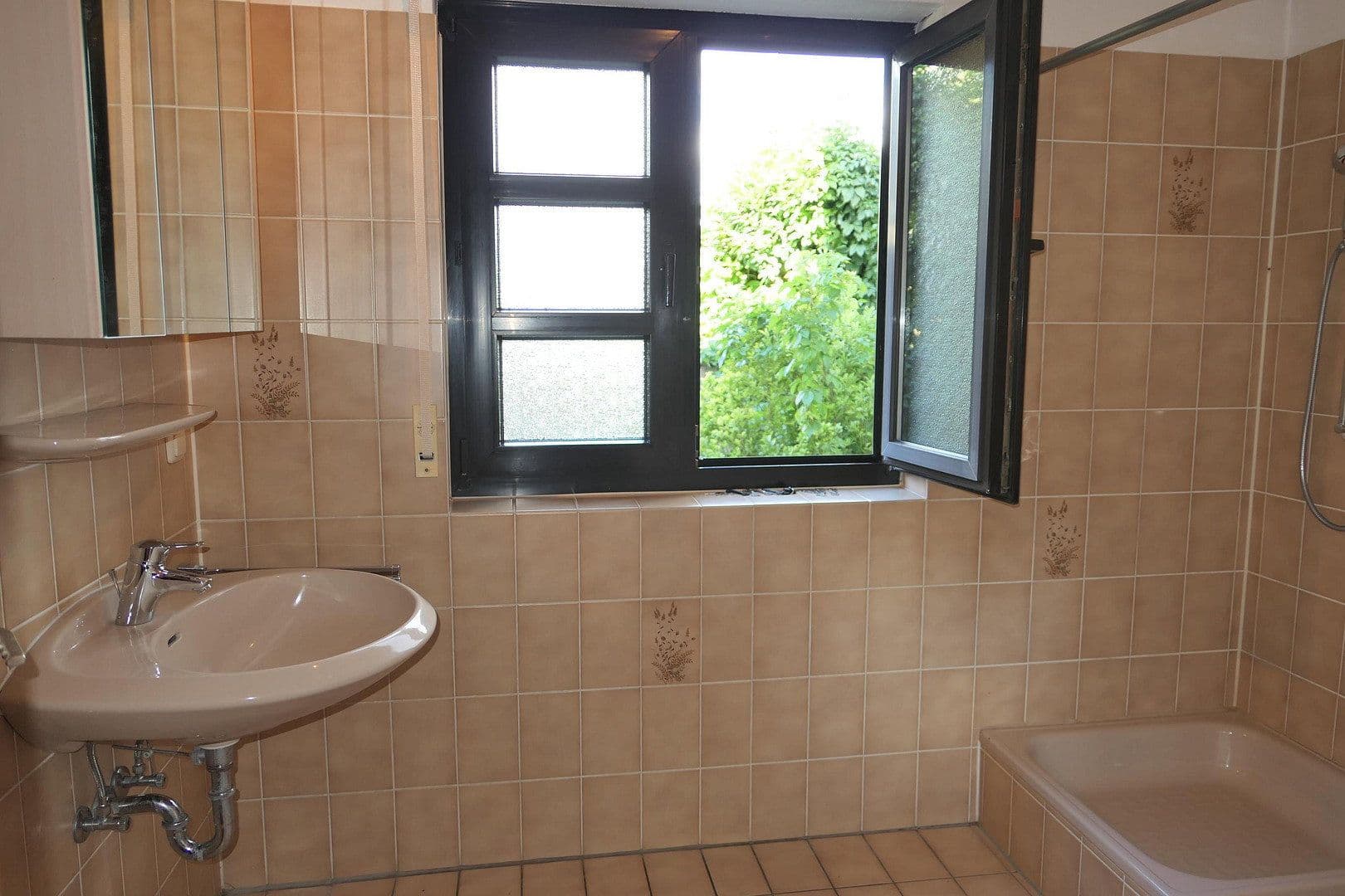 Prodej domu 224 m², pozemek 410 m², Flörsheim, Hessen Prodej domu 224 m², pozemek 410 m², Flörsheim, Hessen