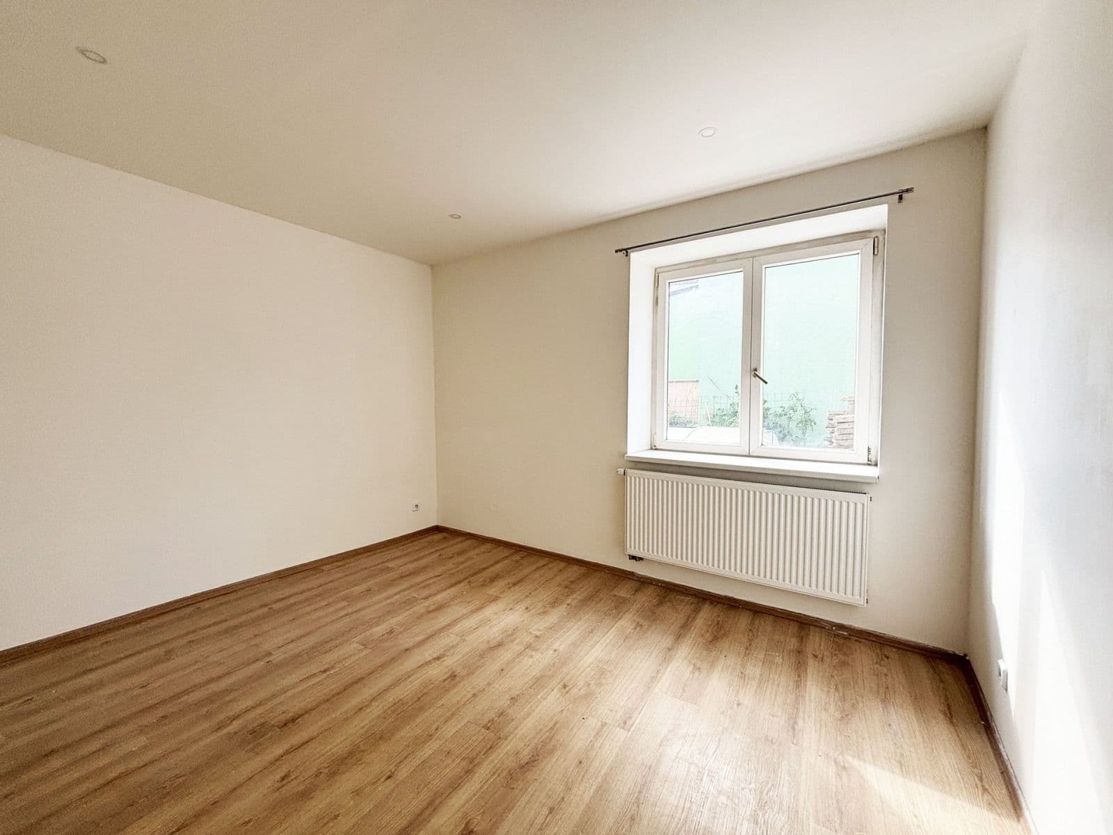 Pronájem bytu 3+1 67 m², Palackého náměstí, Dobrovice, Středočeský kraj Pronájem bytu 3+1 67 m², Palackého náměstí, Dobrovice, Středočeský kraj
