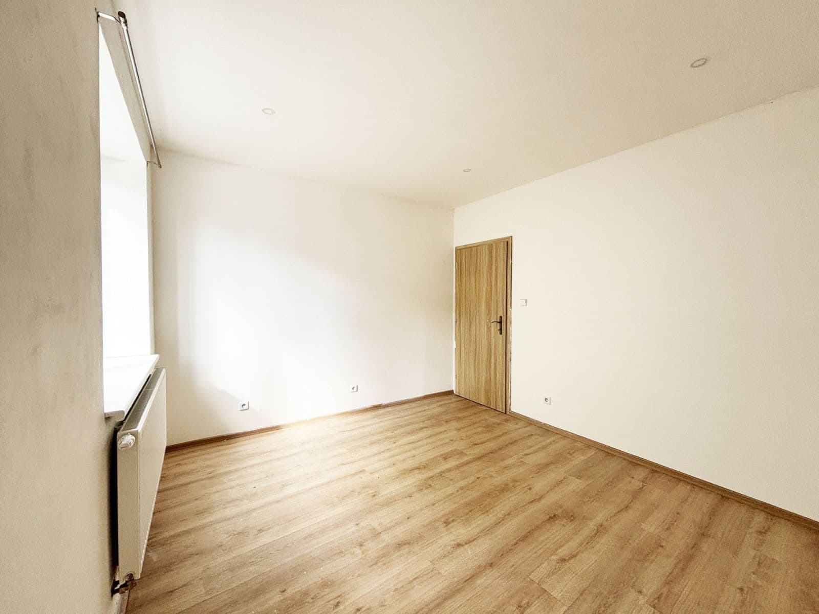 Pronájem bytu 3+1 67 m², Palackého náměstí, Dobrovice, Středočeský kraj Pronájem bytu 3+1 67 m², Palackého náměstí, Dobrovice, Středočeský kraj