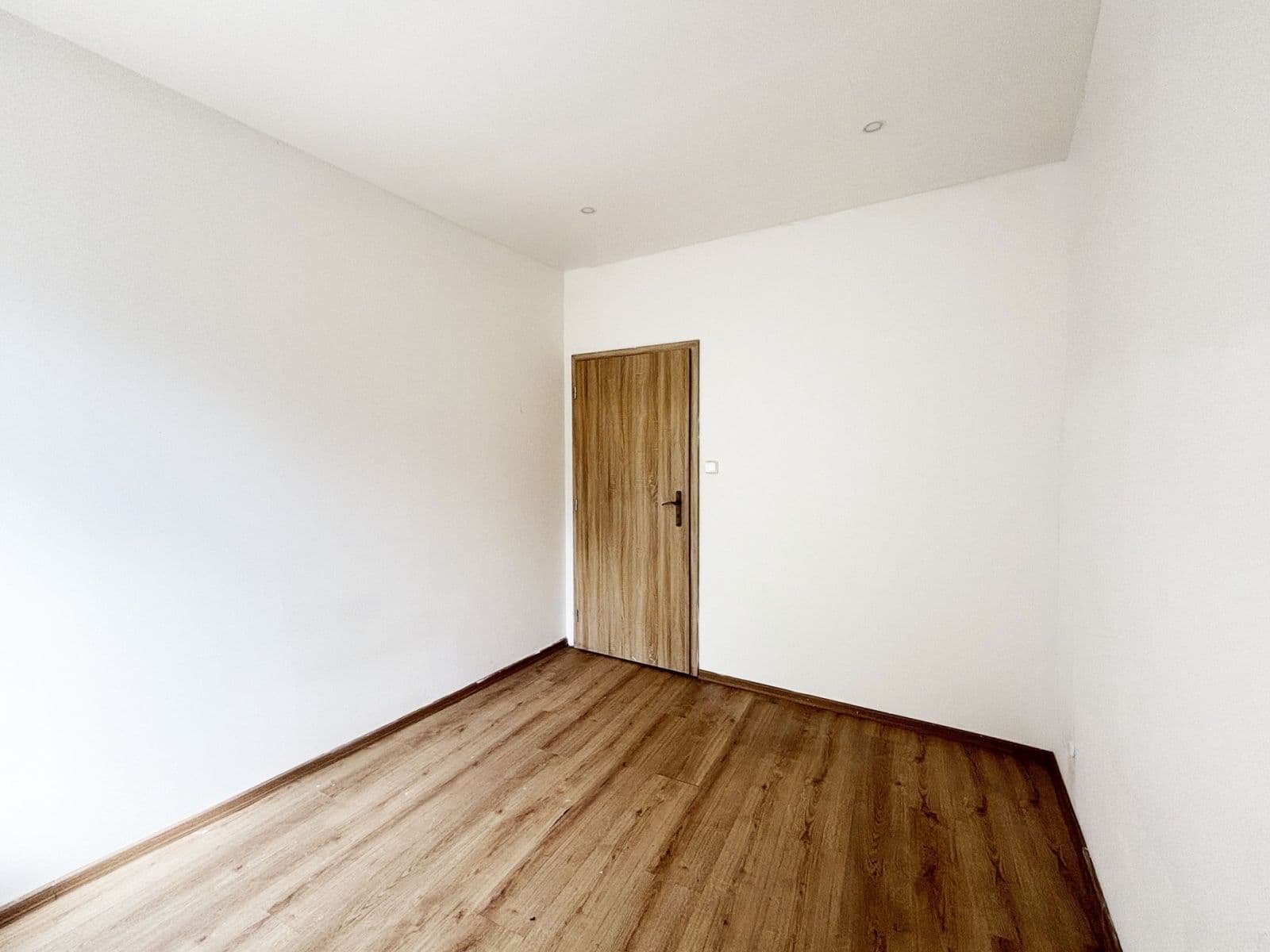 Pronájem bytu 3+1 67 m², Palackého náměstí, Dobrovice, Středočeský kraj Pronájem bytu 3+1 67 m², Palackého náměstí, Dobrovice, Středočeský kraj