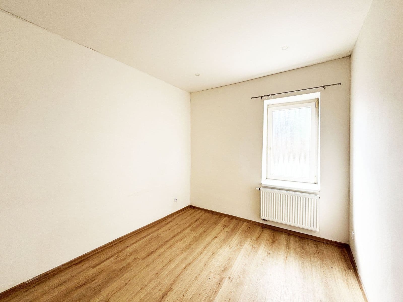 Pronájem bytu 3+1 67 m², Palackého náměstí, Dobrovice, Středočeský kraj Pronájem bytu 3+1 67 m², Palackého náměstí, Dobrovice, Středočeský kraj