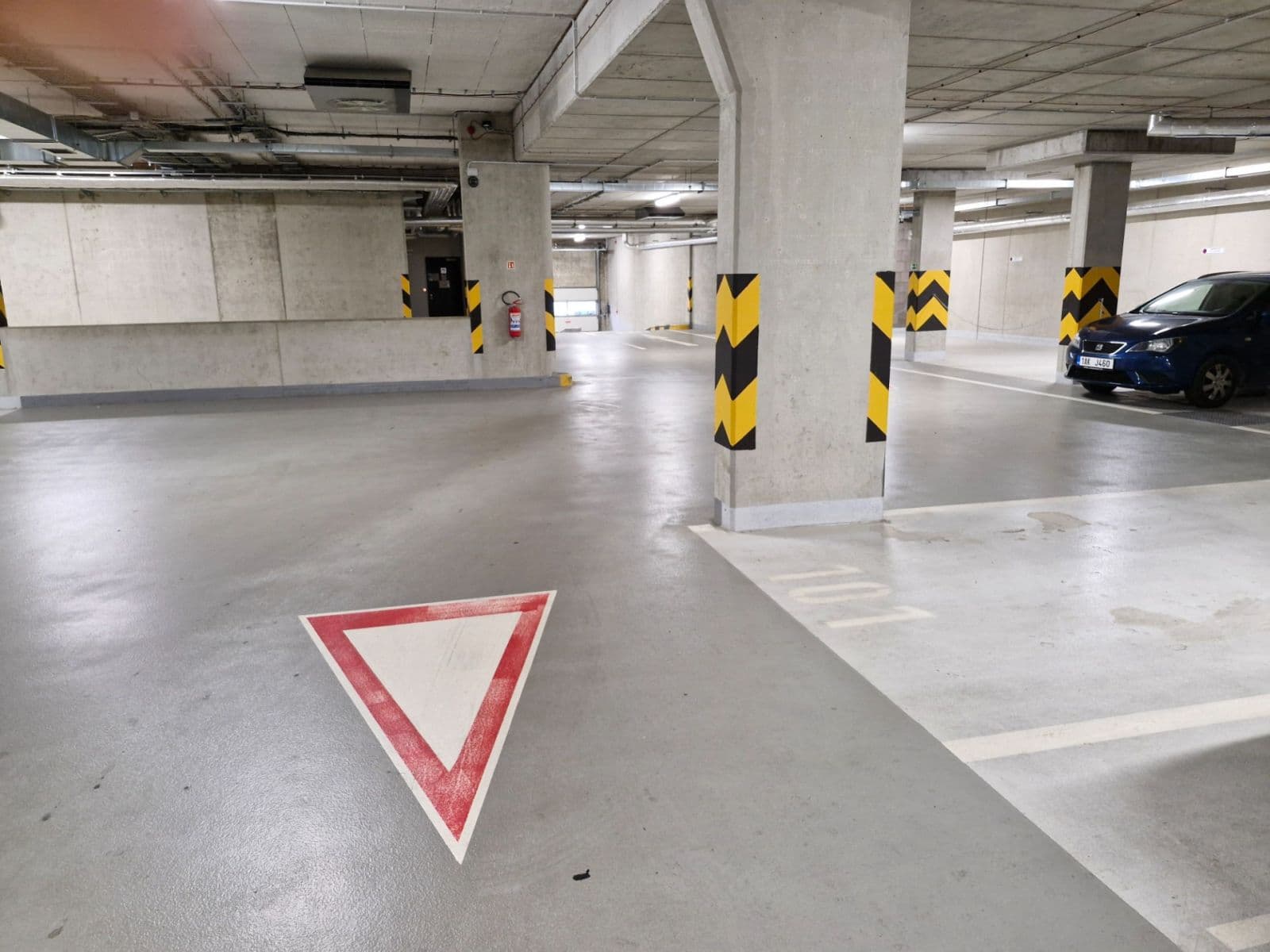 Pronájem garáže 13 m², Zvěřinova, Praha, Praha Pronájem garáže 13 m², Zvěřinova, Praha, Praha