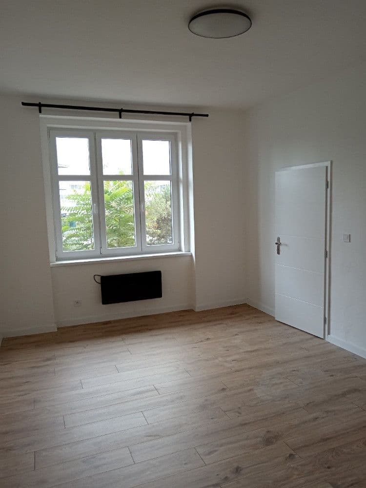Pronájem bytu 3+kk 80 m², 28. pluku, Praha, Praha Pronájem bytu 3+kk 80 m², 28. pluku, Praha, Praha