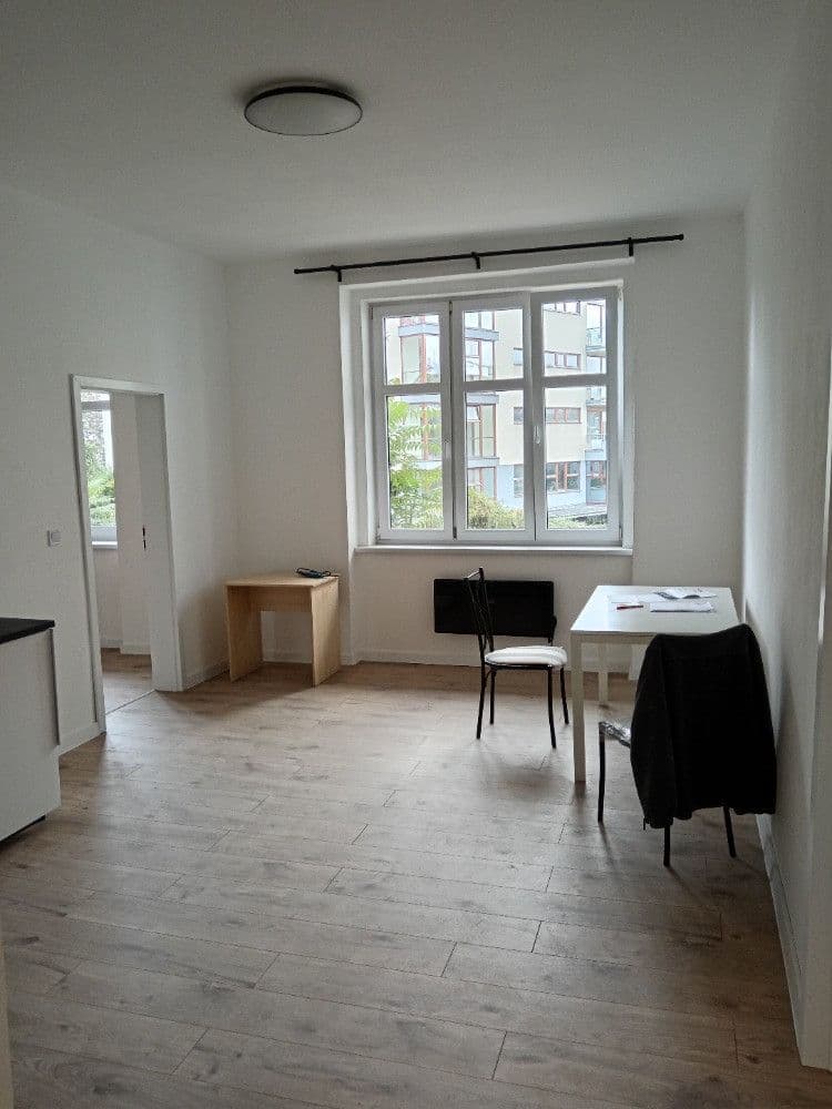 Pronájem bytu 3+kk 80 m², 28. pluku, Praha, Praha Pronájem bytu 3+kk 80 m², 28. pluku, Praha, Praha