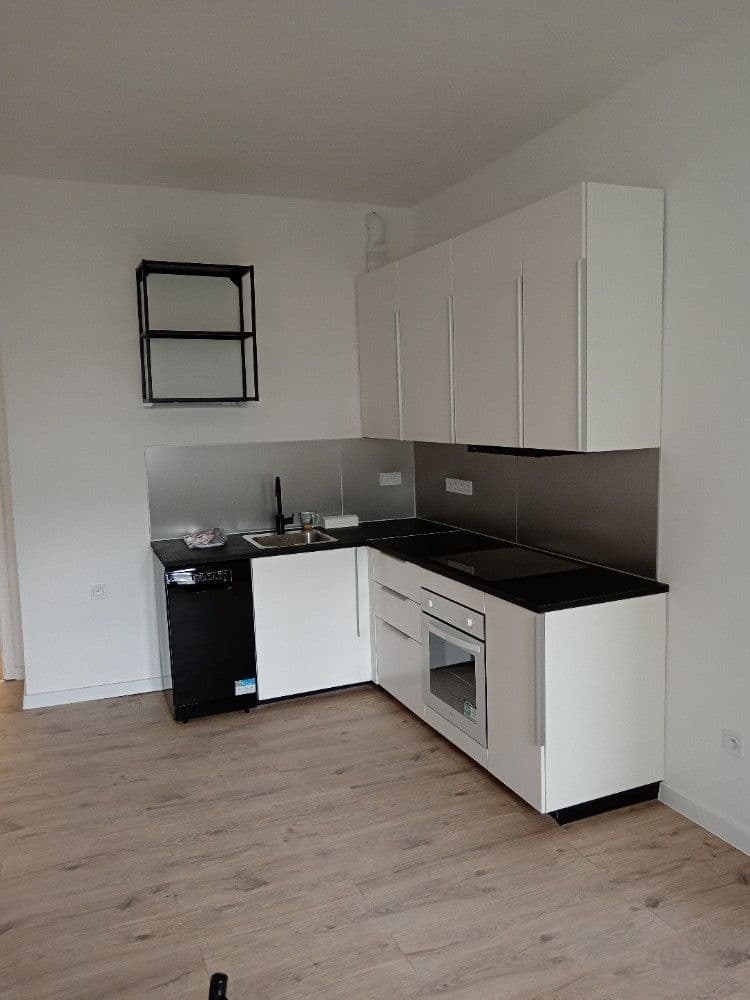 Pronájem bytu 3+kk 80 m², 28. pluku, Praha, Praha Pronájem bytu 3+kk 80 m², 28. pluku, Praha, Praha