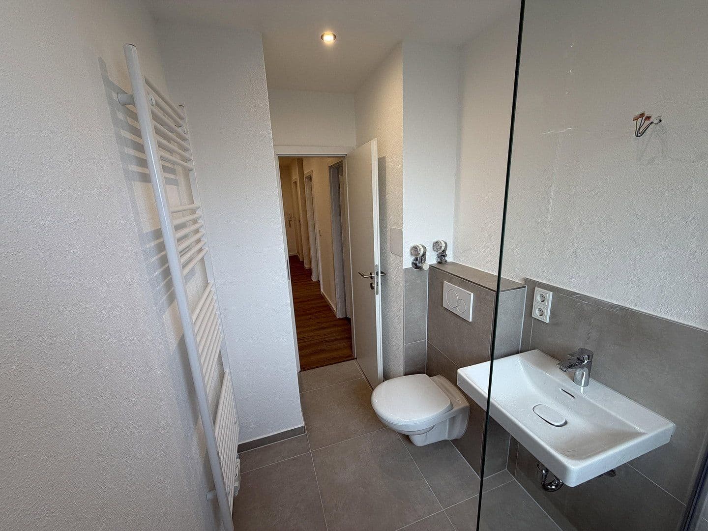 Pronájem bytu 4+1 80 m², Schiefersteinstraße 1, Wiesbaden, Hessen Pronájem bytu 4+1 80 m², Schiefersteinstraße 1, Wiesbaden, Hessen