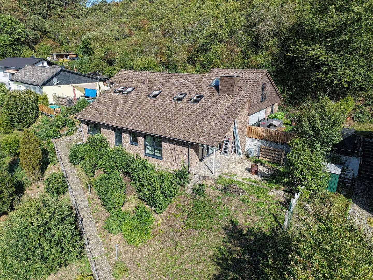 Prodej domu 300 m², pozemek 1.100 m², In den Lärchen 20, Mittenaar, Hessen Prodej domu 300 m², pozemek 1.100 m², In den Lärchen 20, Mittenaar, Hessen