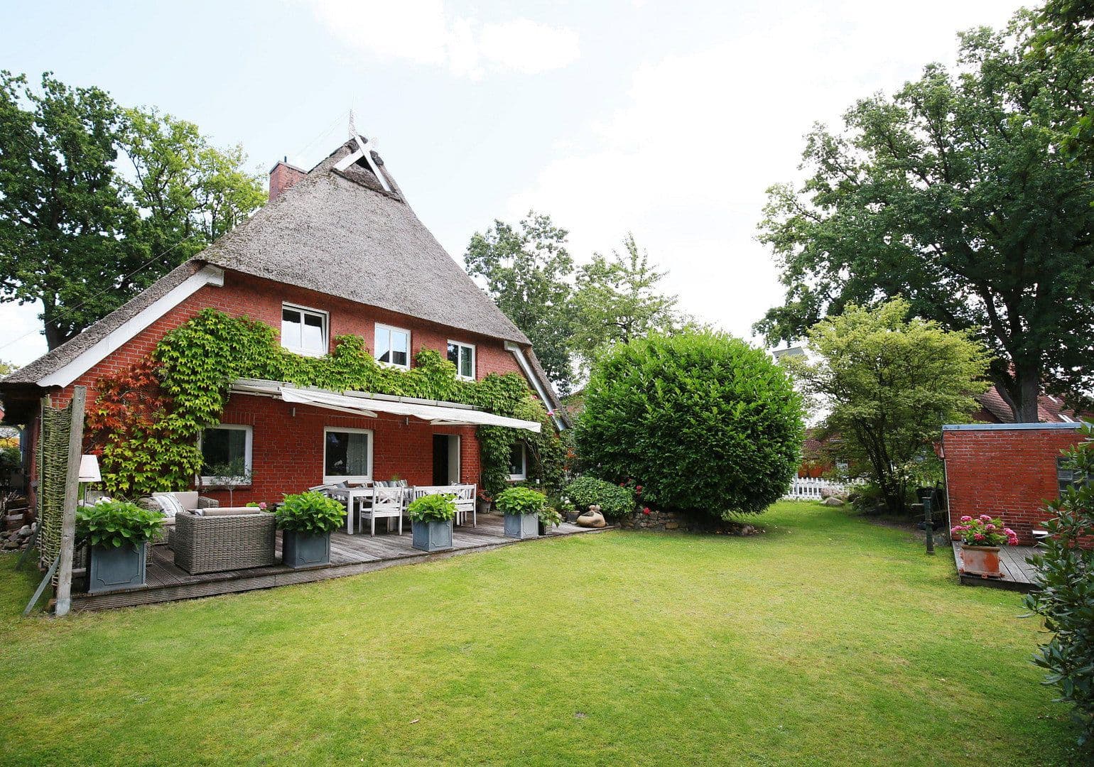 Prodej domu 305 m², pozemek 891 m², Stelle, Dolní Sasko Prodej domu 305 m², pozemek 891 m², Stelle, Dolní Sasko