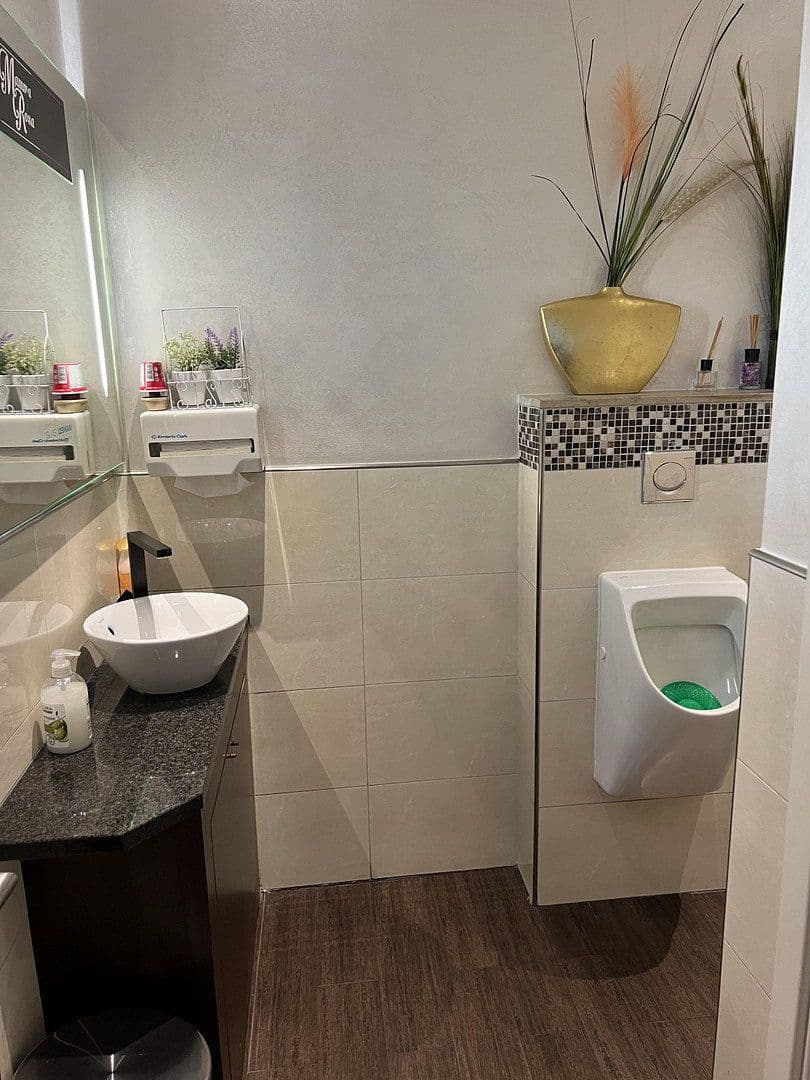 Pronájem nebytového prostoru 300 m², Uerdingerstr 552a, Krefeld-Bockum, Severní Porýní-Vestfálsko Pronájem nebytového prostoru 300 m², Uerdingerstr 552a, Krefeld-Bockum, Severní Porýní-Vestfálsko