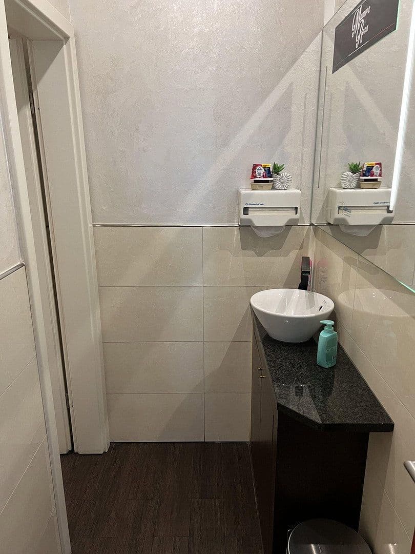 Pronájem nebytového prostoru 300 m², Uerdingerstr 552a, Krefeld-Bockum, Severní Porýní-Vestfálsko Pronájem nebytového prostoru 300 m², Uerdingerstr 552a, Krefeld-Bockum, Severní Porýní-Vestfálsko