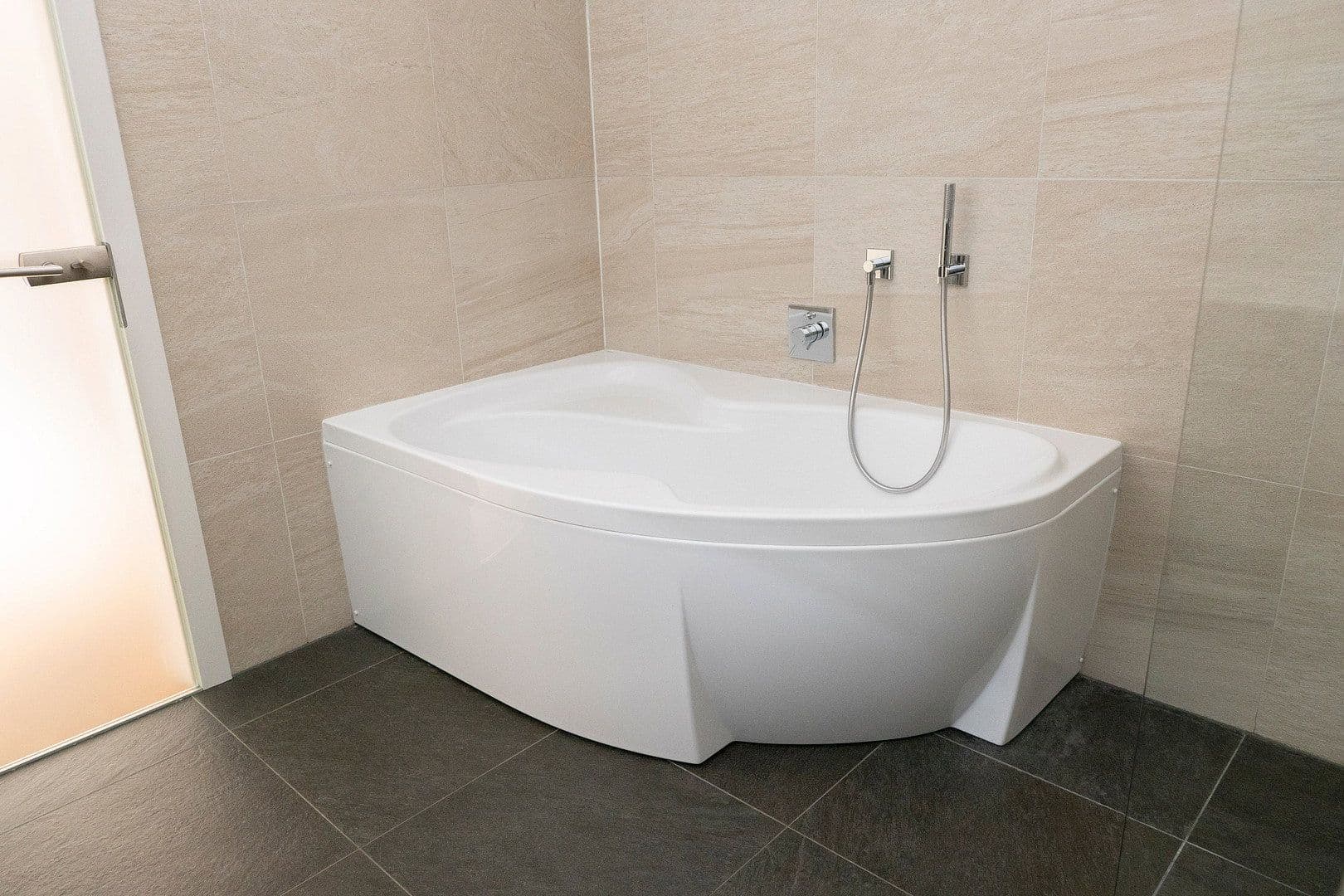 Pronájem bytu 2+kk 107 m², Haller Straße 77, Innsbruck, Tyrolsko Pronájem bytu 2+kk 107 m², Haller Straße 77, Innsbruck, Tyrolsko