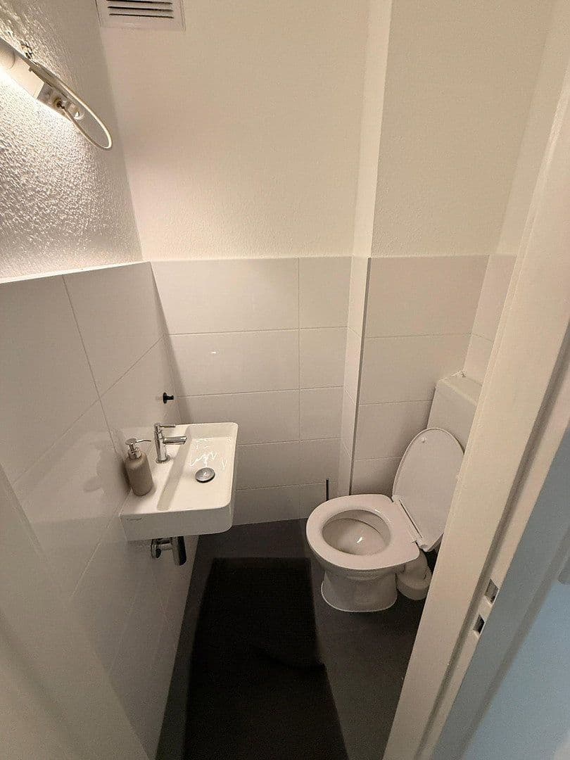 Pronájem bytu 1+1 37 m², Heinrichstr. 105, Düsseldorf, Severní Porýní-Vestfálsko Pronájem bytu 1+1 37 m², Heinrichstr. 105, Düsseldorf, Severní Porýní-Vestfálsko