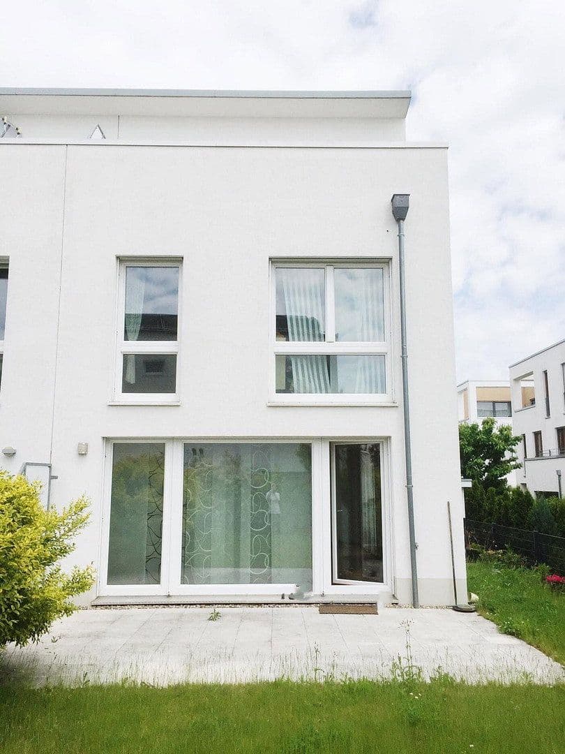 Pronájem domu 154 m², pozemek 350 m², Zum Margarethenzehnten 24, Frankfurt am Main, Hessen Pronájem domu 154 m², pozemek 350 m², Zum Margarethenzehnten 24, Frankfurt am Main, Hessen
