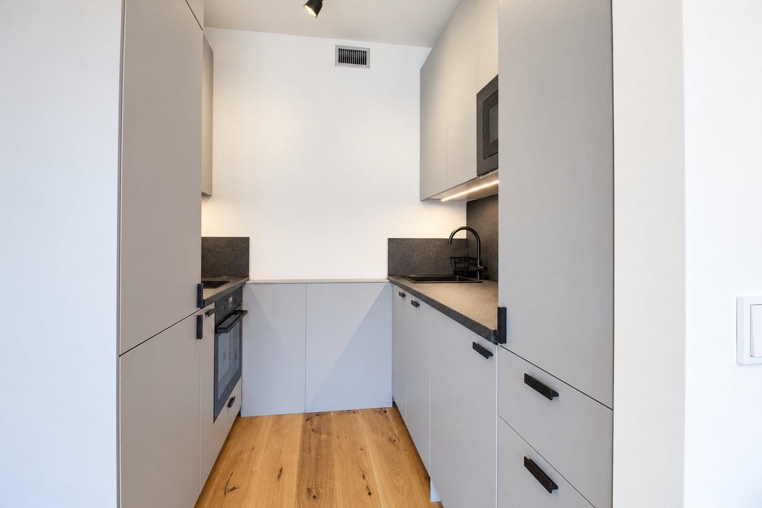Pronájem bytu 1+kk 36 m², U Komína, Praha, Praha Pronájem bytu 1+kk 36 m², U Komína, Praha, Praha