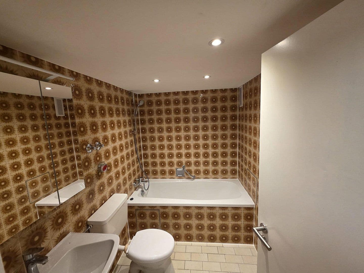 Pronájem bytu 1+1 25 m², Spielbergerstr. 32, Zuffenhausen, Bádensko-Württembersko Pronájem bytu 1+1 25 m², Spielbergerstr. 32, Zuffenhausen, Bádensko-Württembersko