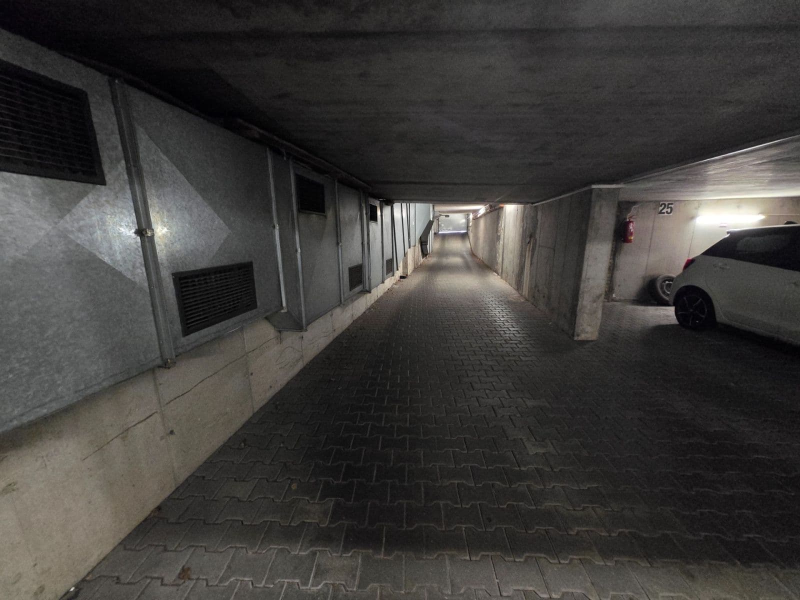 Pronájem garáže 13 m², Ruská, Praha, Praha Pronájem garáže 13 m², Ruská, Praha, Praha