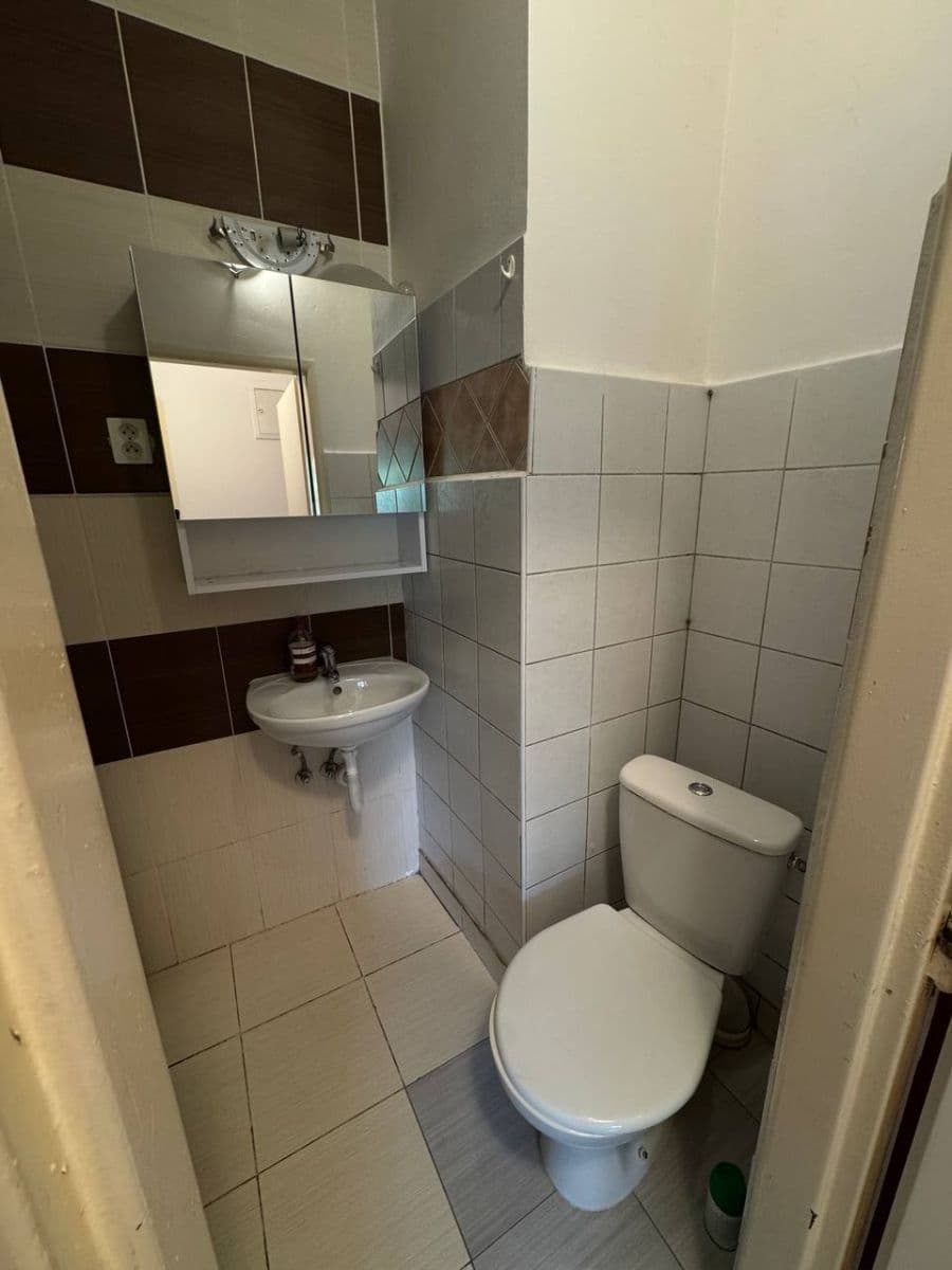 Prodej bytu 1+1 38 m², 28. pluku, Praha, Praha Prodej bytu 1+1 38 m², 28. pluku, Praha, Praha