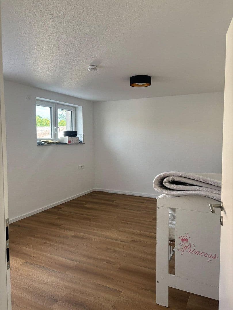 Pronájem bytu 4+1 111 m², Crailsheimer Str. 2, Frankenhardt, Bádensko-Württembersko Pronájem bytu 4+1 111 m², Crailsheimer Str. 2, Frankenhardt, Bádensko-Württembersko