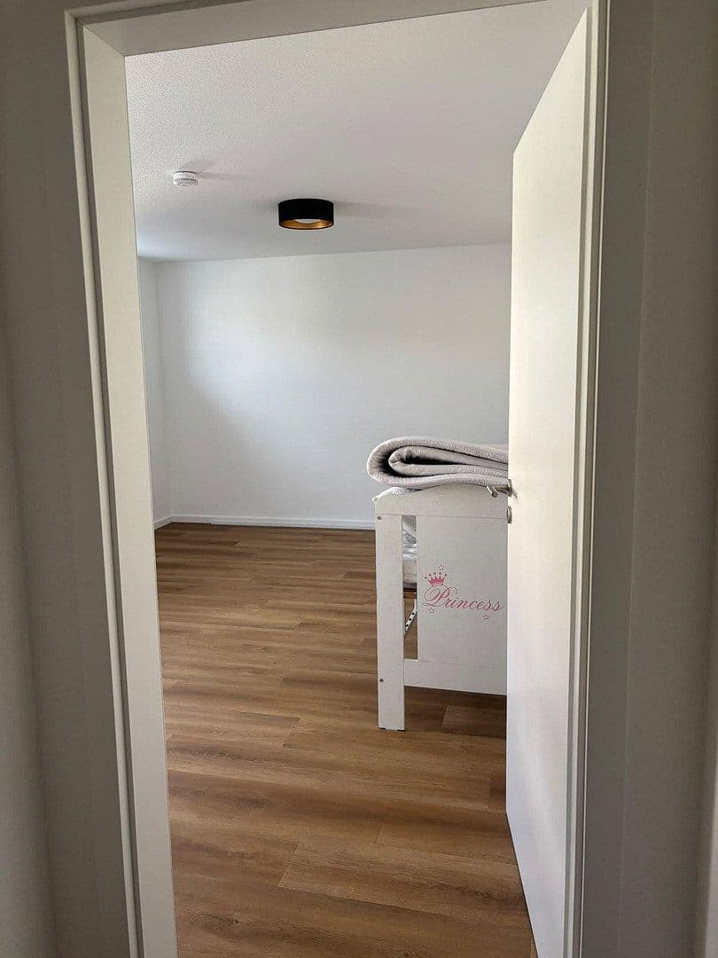 Pronájem bytu 4+1 111 m², Crailsheimer Str. 2, Frankenhardt, Bádensko-Württembersko Pronájem bytu 4+1 111 m², Crailsheimer Str. 2, Frankenhardt, Bádensko-Württembersko