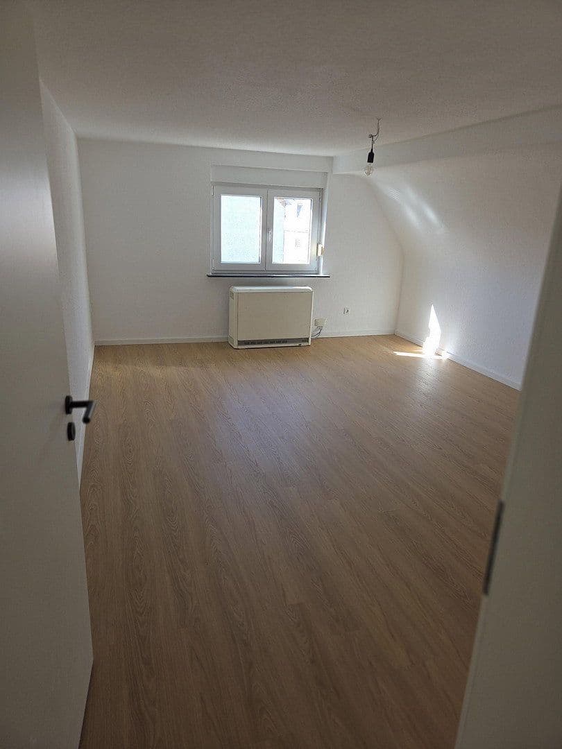 Pronájem bytu 4+1 94 m², Hindenburgstraße 72, Straubenhardt, Bádensko-Württembersko Pronájem bytu 4+1 94 m², Hindenburgstraße 72, Straubenhardt, Bádensko-Württembersko