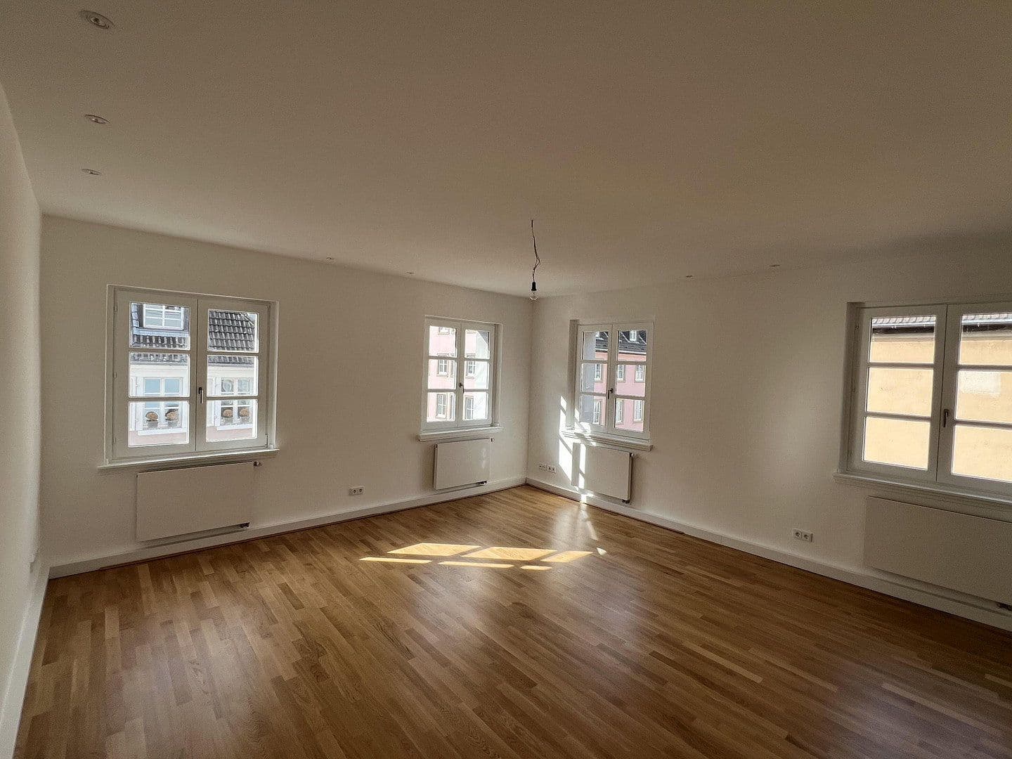 Pronájem bytu 3+1 80 m², Düsseldorf, Severní Porýní-Vestfálsko Pronájem bytu 3+1 80 m², Düsseldorf, Severní Porýní-Vestfálsko