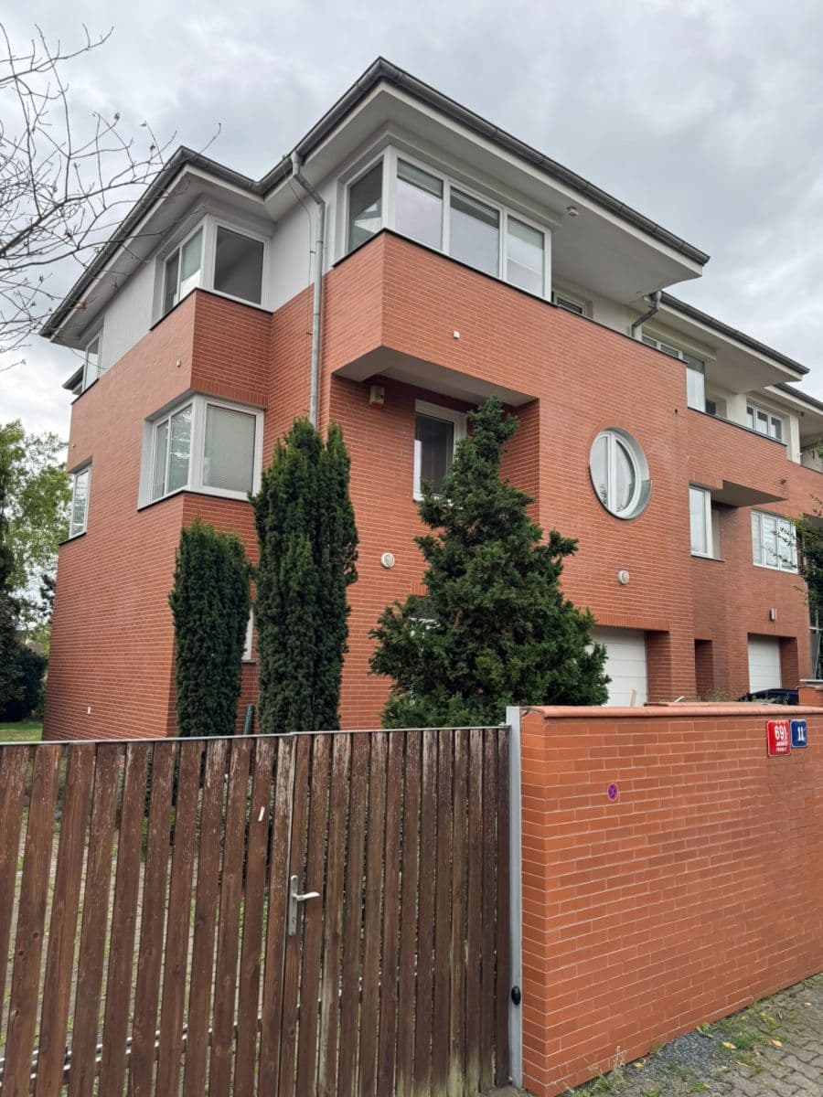 Pronájem domu 225 m², pozemek 381 m², Pučova, Praha, Praha Pronájem domu 225 m², pozemek 381 m², Pučova, Praha, Praha