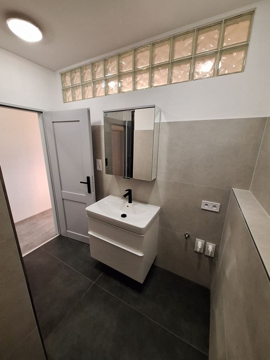 Pronájem bytu 2+1 51 m², Krymská, Karlovy Vary, Karlovarský kraj Pronájem bytu 2+1 51 m², Krymská, Karlovy Vary, Karlovarský kraj