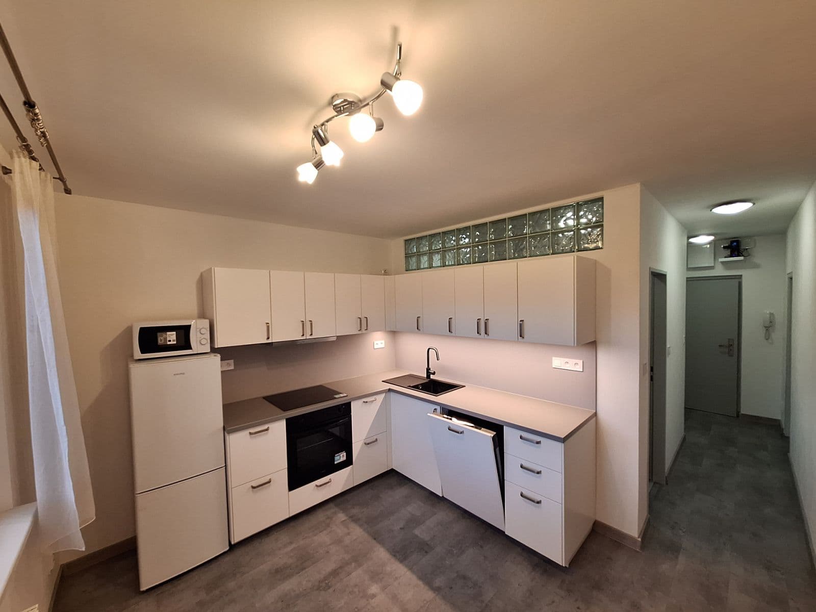 Pronájem bytu 2+1 51 m², Krymská, Karlovy Vary, Karlovarský kraj Pronájem bytu 2+1 51 m², Krymská, Karlovy Vary, Karlovarský kraj