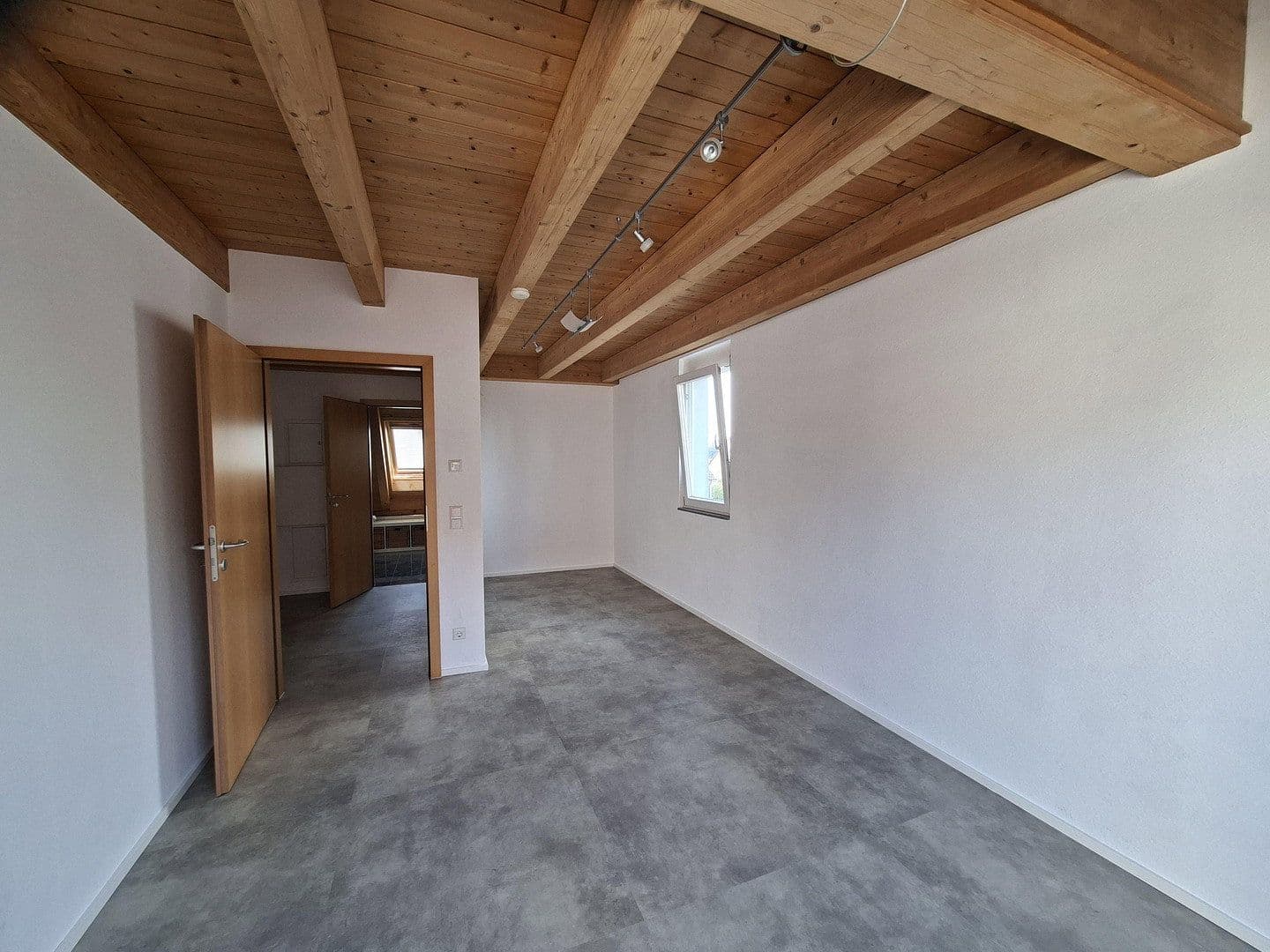 Pronájem bytu 4+1 112 m², Kernen im Remstal, Bádensko-Württembersko Pronájem bytu 4+1 112 m², Kernen im Remstal, Bádensko-Württembersko