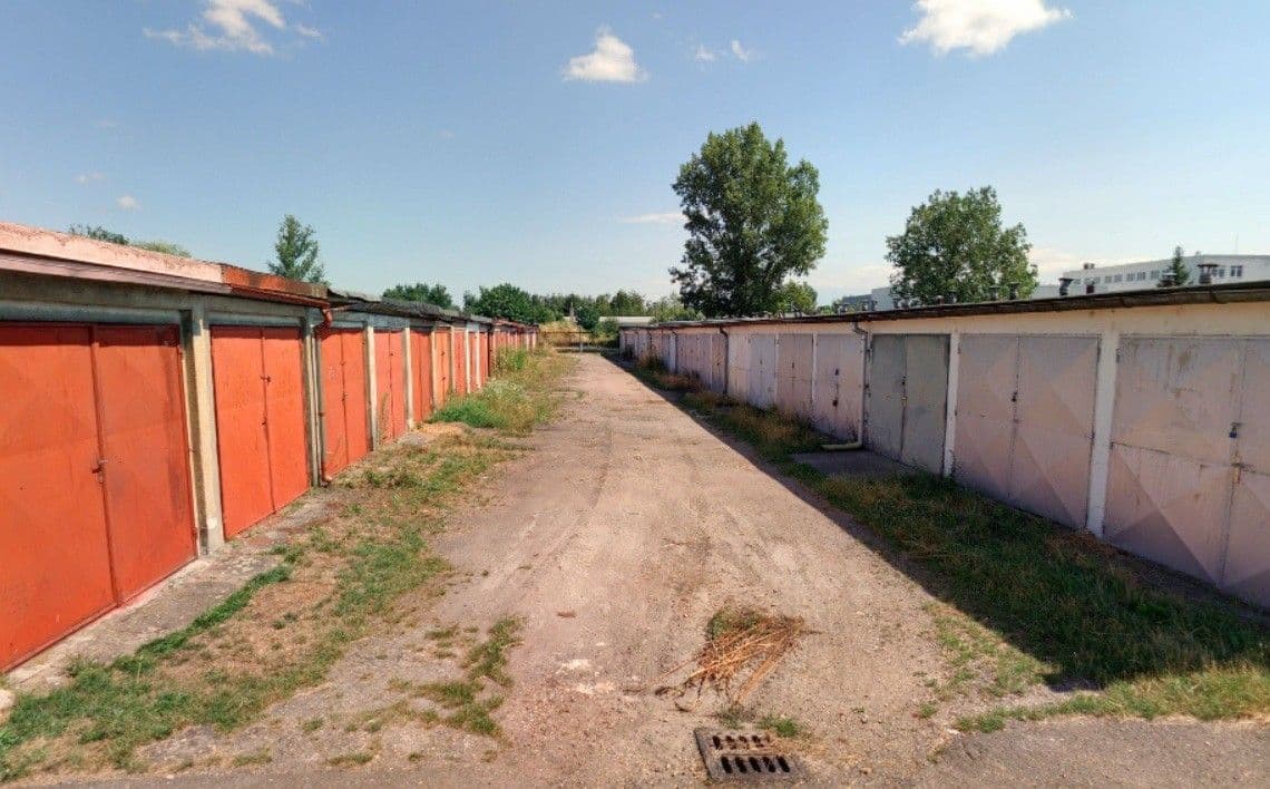 Pronájem garáže 19 m², Hradec Králové, Královéhradecký kraj Pronájem garáže 19 m², Hradec Králové, Královéhradecký kraj