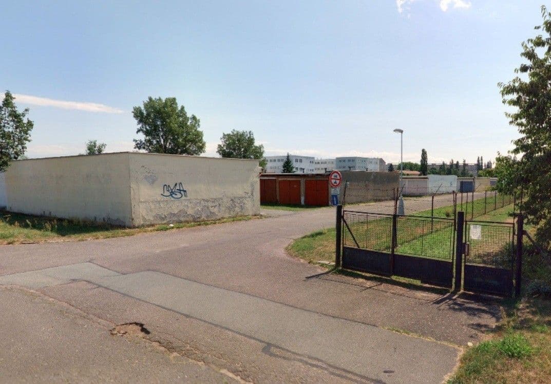 Pronájem garáže 19 m², Hradec Králové, Královéhradecký kraj Pronájem garáže 19 m², Hradec Králové, Královéhradecký kraj