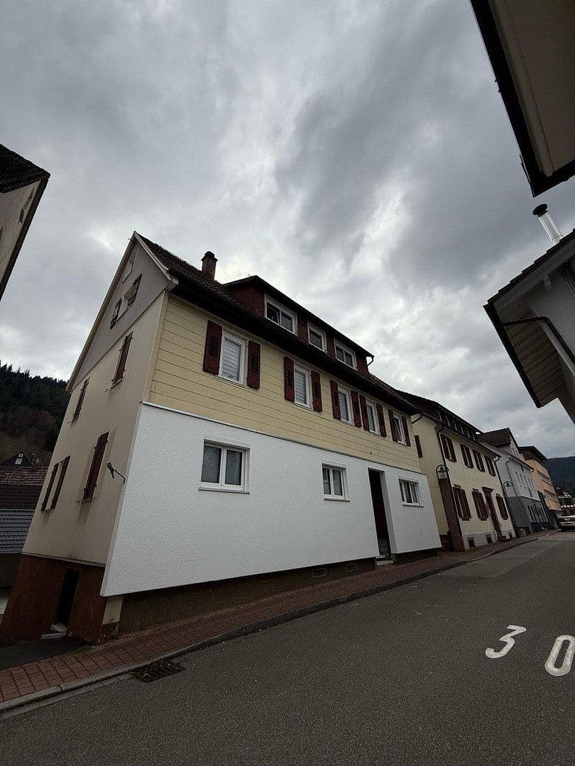 Pronájem bytu 4+1 90 m², Karlstr. 10, Alpirsbach, Bádensko-Württembersko Pronájem bytu 4+1 90 m², Karlstr. 10, Alpirsbach, Bádensko-Württembersko