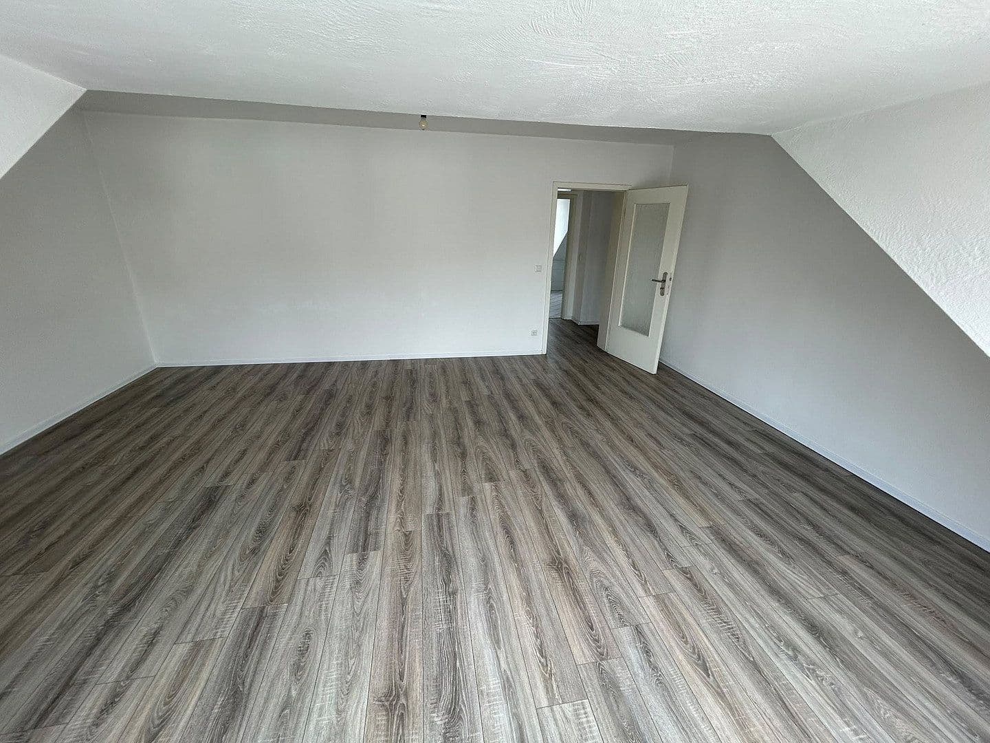 Pronájem bytu 2+1 56 m², Düsseldorf, Severní Porýní-Vestfálsko Pronájem bytu 2+1 56 m², Düsseldorf, Severní Porýní-Vestfálsko