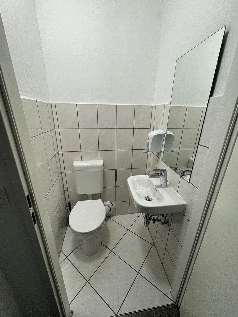 Pronájem nebytového prostoru 400 m², Johannisthaler Chaussee 431, Berlin, Berlín Pronájem nebytového prostoru 400 m², Johannisthaler Chaussee 431, Berlin, Berlín