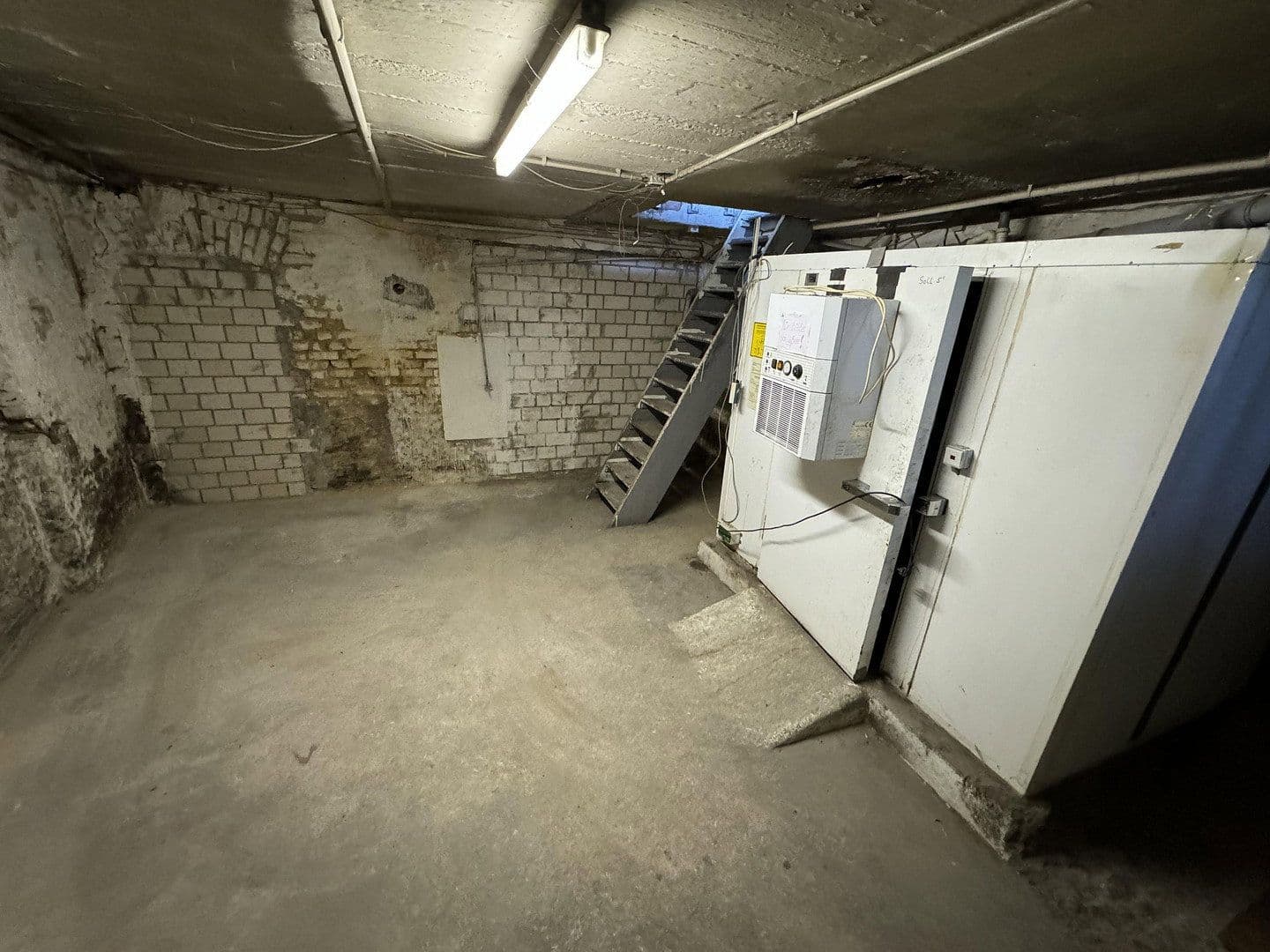 Pronájem nebytového prostoru 400 m², Johannisthaler Chaussee 431, Berlin, Berlín Pronájem nebytového prostoru 400 m², Johannisthaler Chaussee 431, Berlin, Berlín