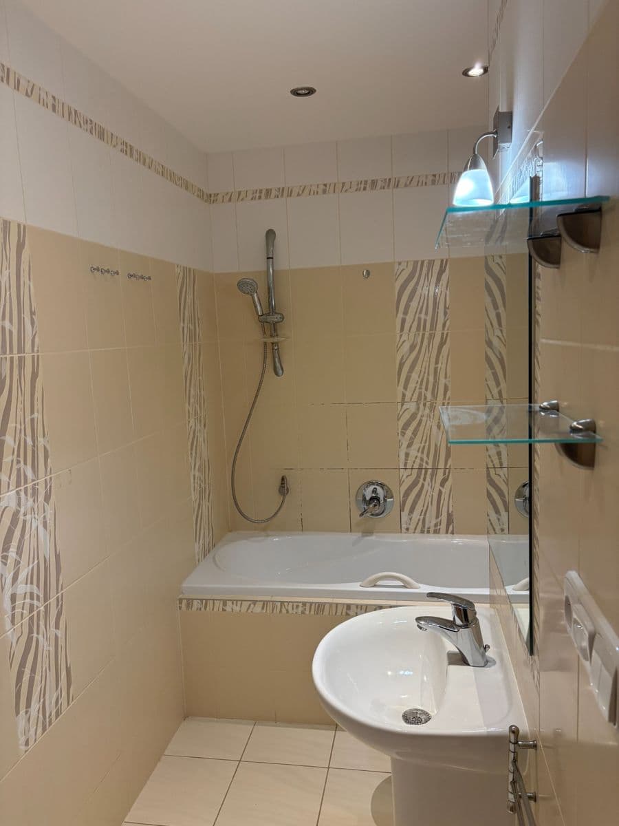 Pronájem bytu 3+1 64 m², Horolezecká, Praha, Praha Pronájem bytu 3+1 64 m², Horolezecká, Praha, Praha
