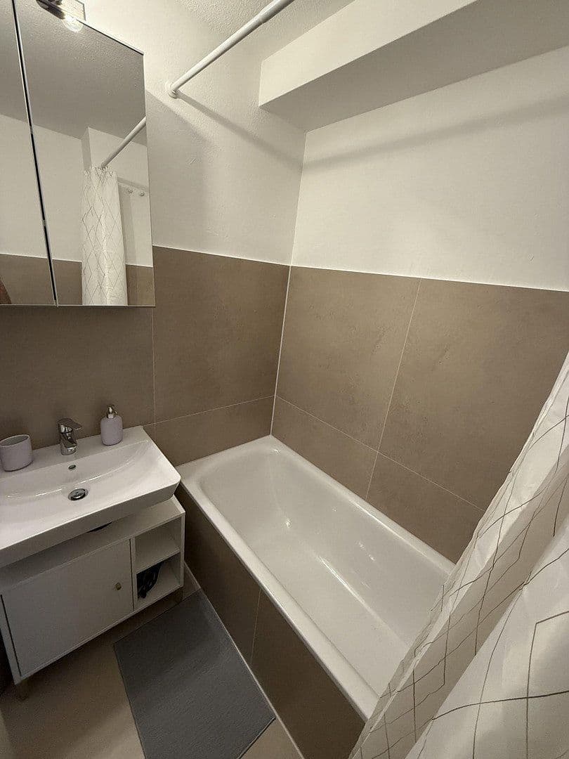 Pronájem bytu 1+1 28 m², Weihenstephanerstr. 3, München, Bavorsko Pronájem bytu 1+1 28 m², Weihenstephanerstr. 3, München, Bavorsko