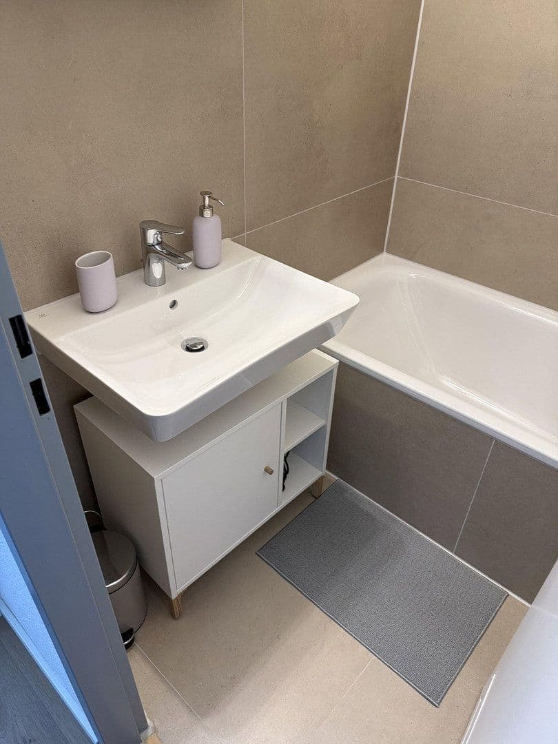 Pronájem bytu 1+1 28 m², Weihenstephanerstr. 3, München, Bavorsko Pronájem bytu 1+1 28 m², Weihenstephanerstr. 3, München, Bavorsko