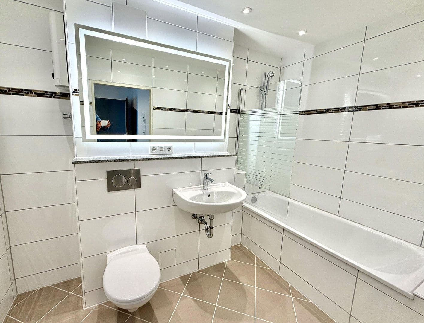 Pronájem bytu 2+1 62 m², Torfbruchstrasse 107, Düsseldorf, Severní Porýní-Vestfálsko Pronájem bytu 2+1 62 m², Torfbruchstrasse 107, Düsseldorf, Severní Porýní-Vestfálsko